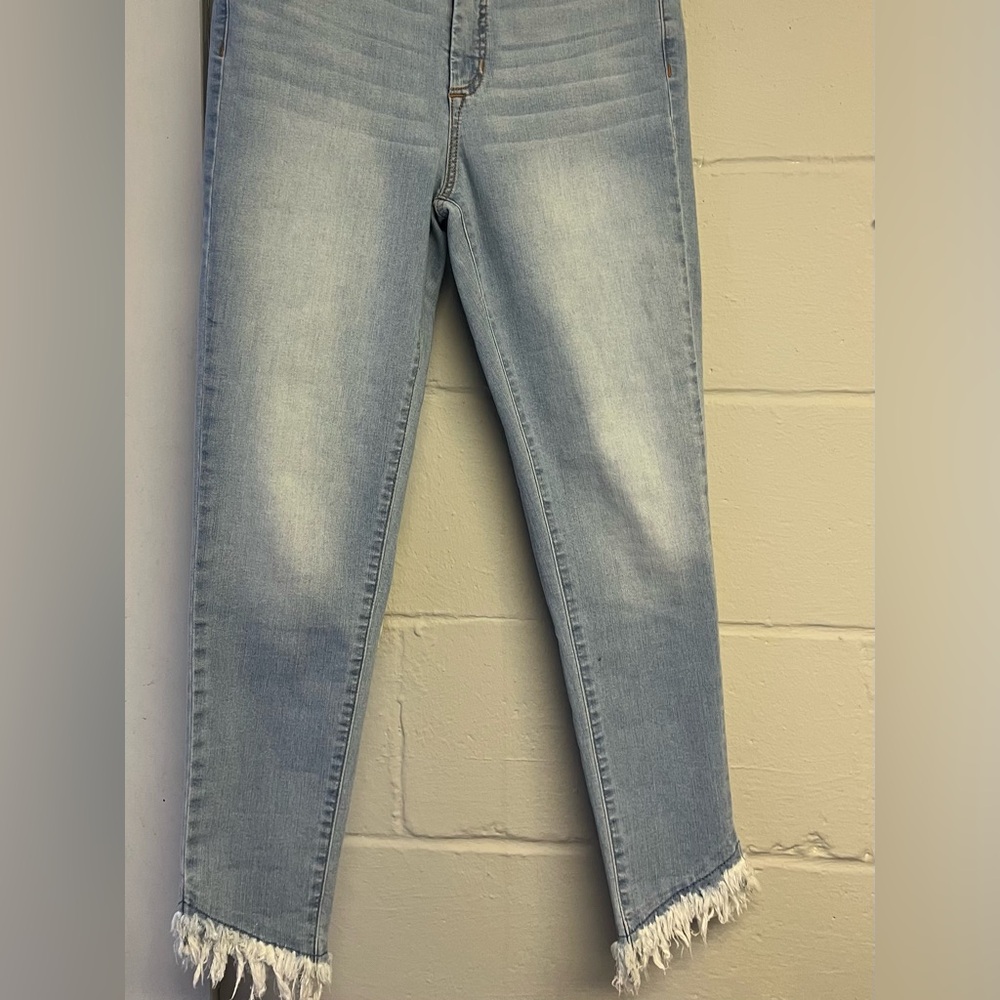 Sofia jeans Sofia Vergara Rosa curvy ankle. Size 4. Actual measurements 14x26.